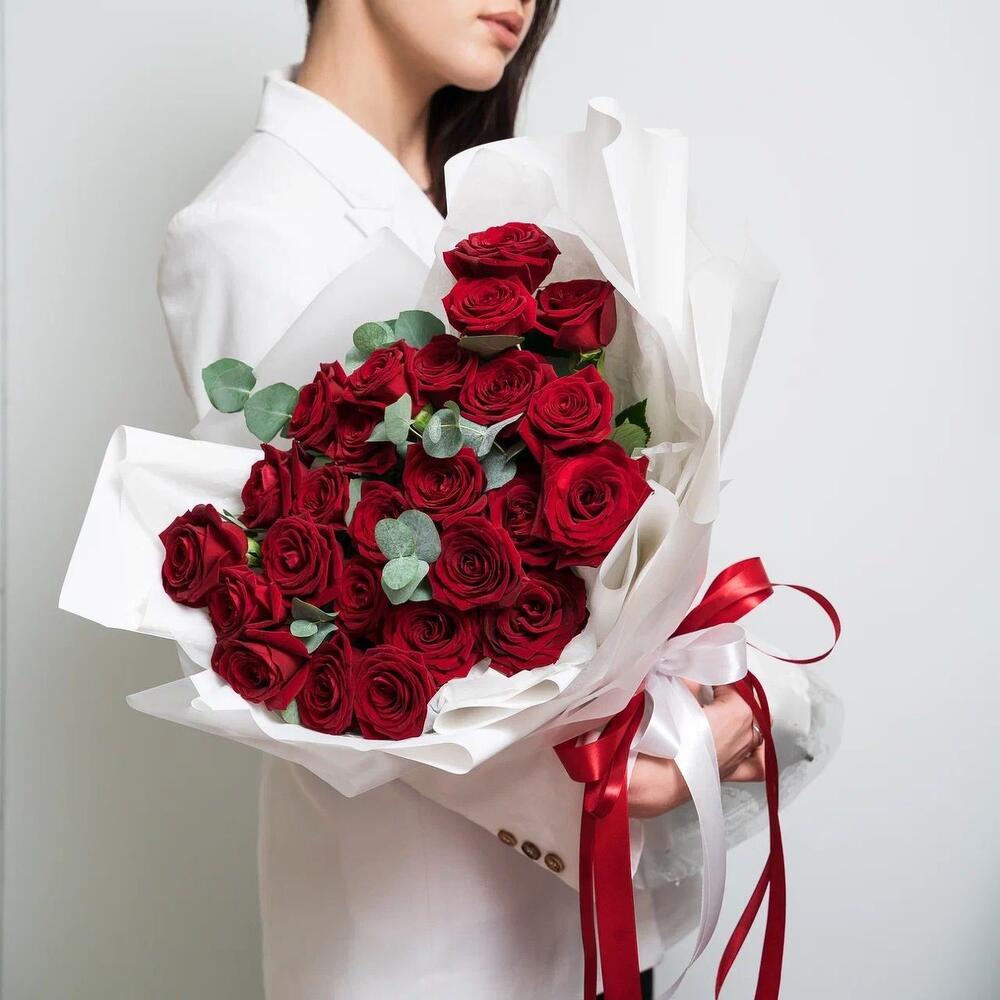 Роскошный букет из 25 красных роз с эвкалиптом – королевский подарок  Цивильск Чувашская Республика