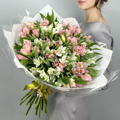 Букет «Гармония» – нежное сочетание белых и розовых альстромерий Цивильск Чувашская Республика