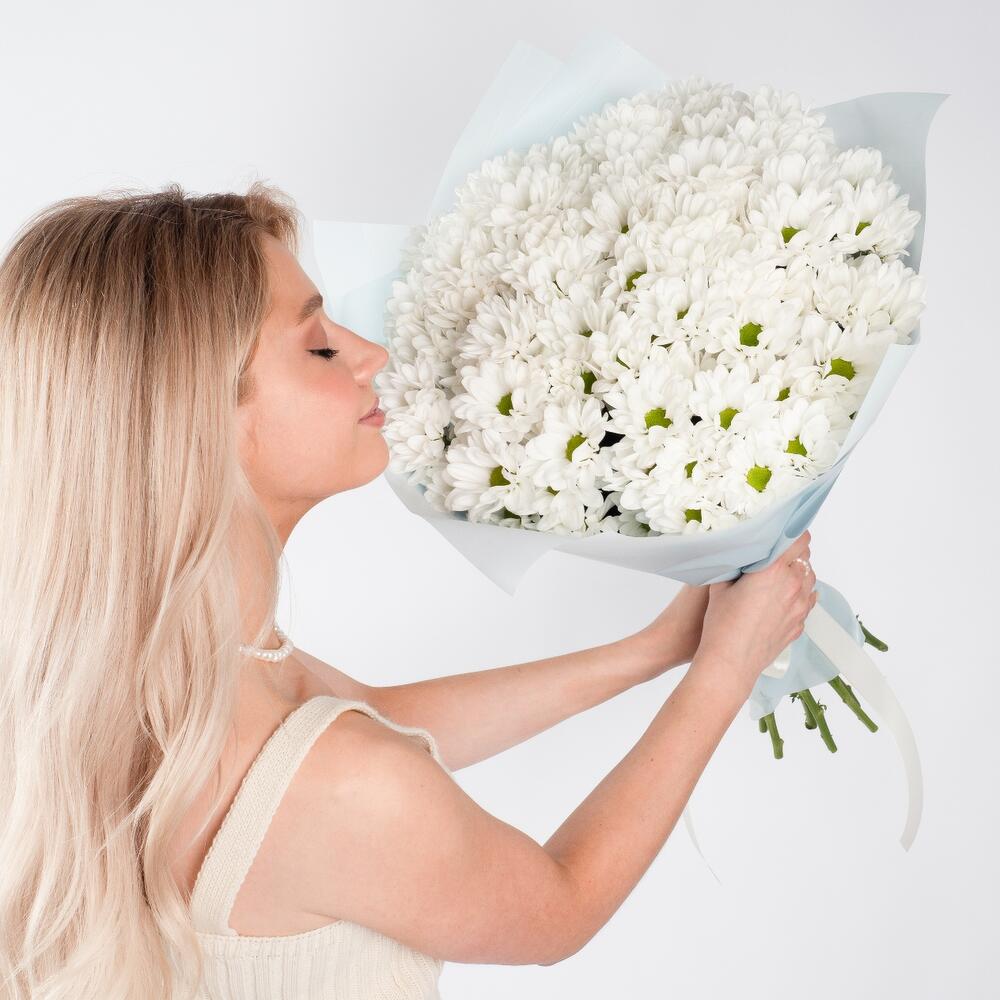 Букет «Ромашковое чудо» – летнее настроение в белых хризантемах Цивильск Чувашская Республика