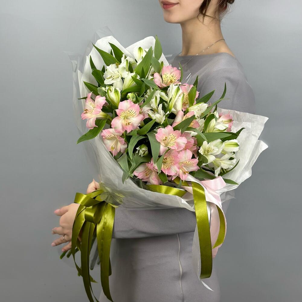 Букет «Нежность» – трогательное сочетание белых и розовых альстромерий Цивильск Чувашская Республика