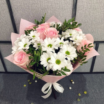 Букет из розовых роз и белых хризантем – элегантность в каждой детали Цивильск Чувашская Республика