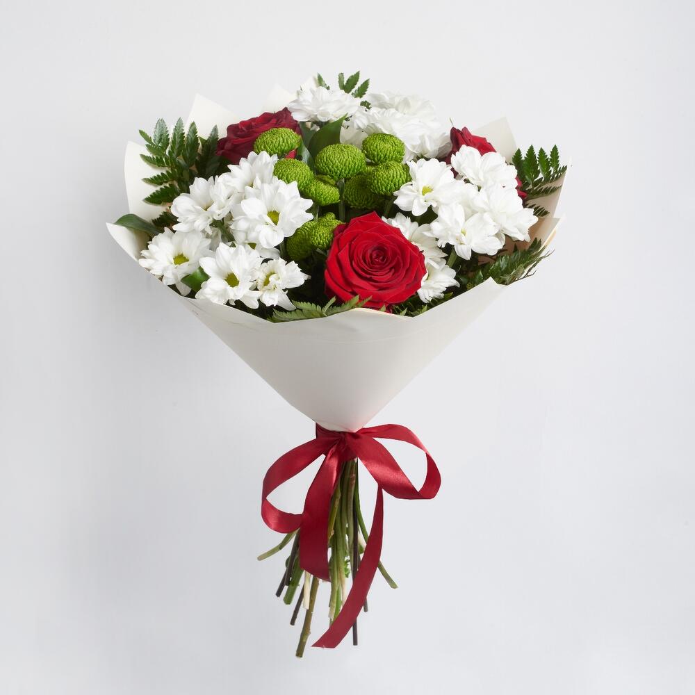 Букет «Настроение» – гармония красных эквадорских роз и нежных хризантем Цивильск Чувашская Республика