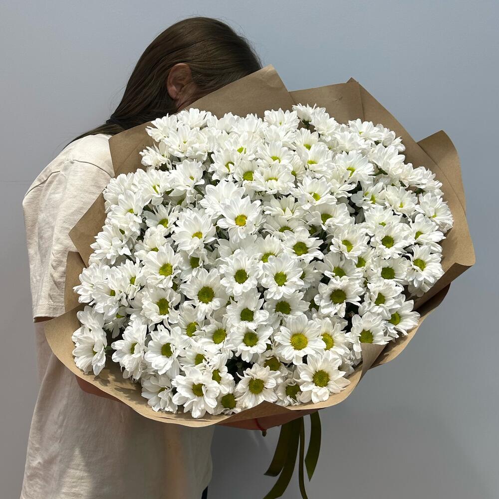 Букет «21 ромашка» – нежные белые кустовые хризантемы в натуральном стиле Цивильск Чувашская Республика