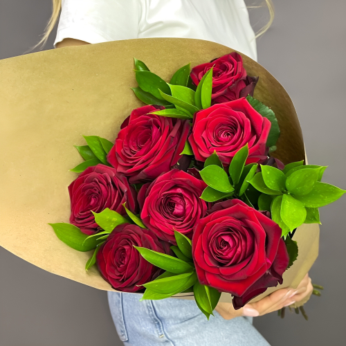 Букет из красных роз с рускусом в крафтовой упаковке – классика с изюминкой Цивильск Чувашская Республика