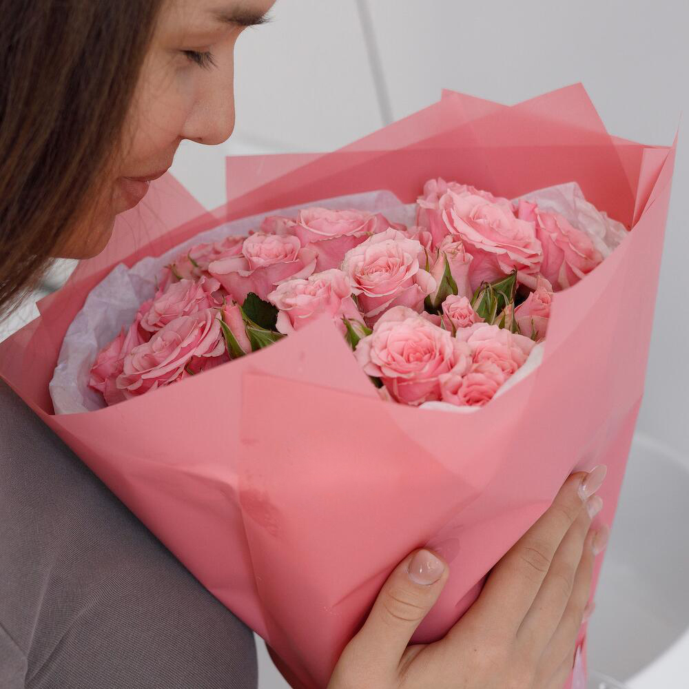 Букет из 9 розовых кустовых роз – нежность в каждом лепестке Цивильск Чувашская Республика