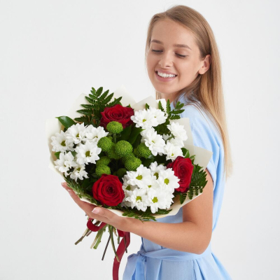 Букет «Настроение» – гармония красных эквадорских роз и нежных хризантем Цивильск Чувашская Республика