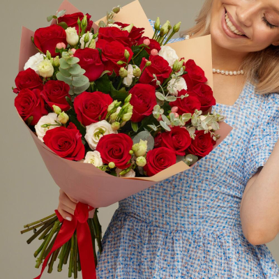Роскошный букет для любимой женщины – 21 эквадорская роза и эустома Цивильск Чувашская Республика