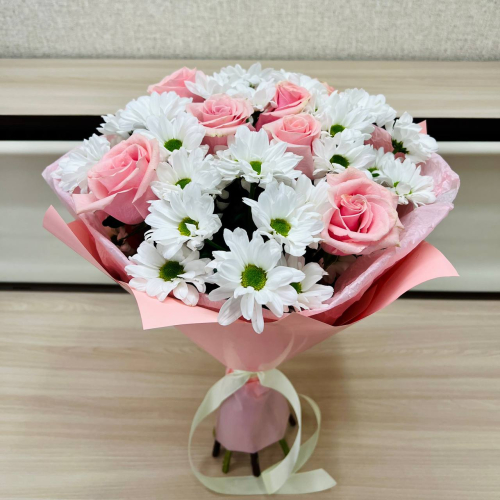 Букет «Ягодное Рафаэлло» – нежность розовых роз и белых хризантем Цивильск Чувашская Республика