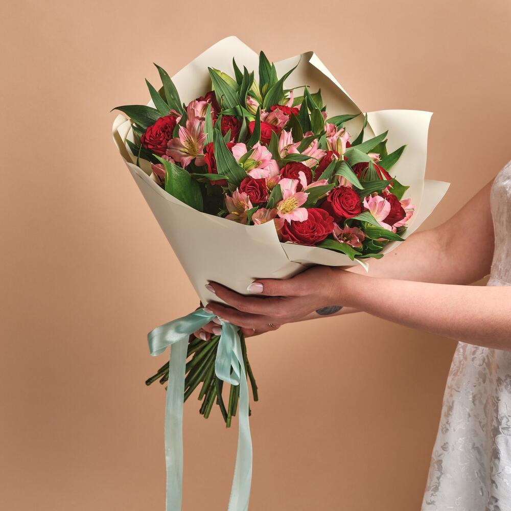 Букет «Нежность слов» — гармония красных роз и нежных альстромерий Цивильск Чувашская Республика