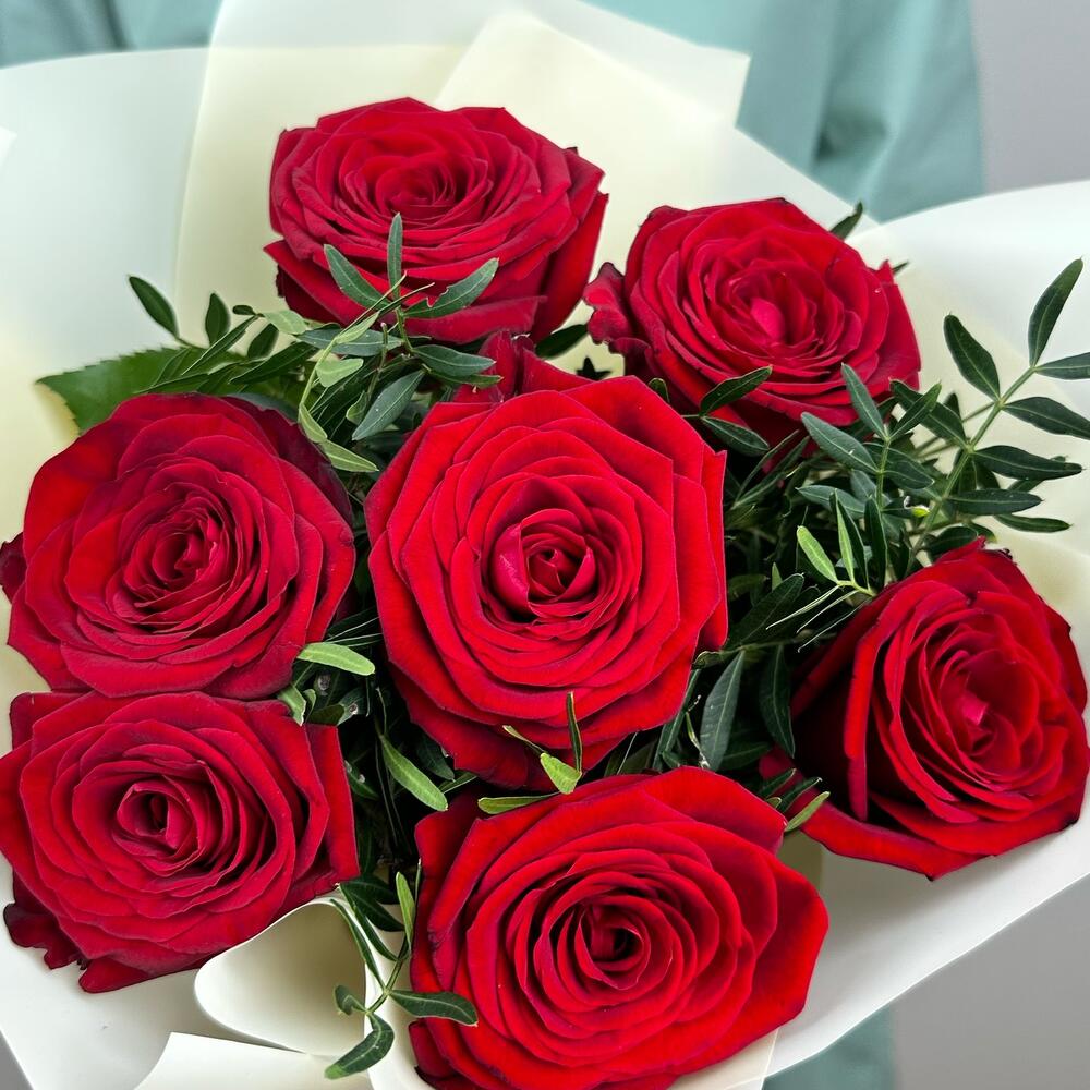 Букет «Гранатовый» из красных роз в роскошной упаковке Цивильск Чувашская Республика