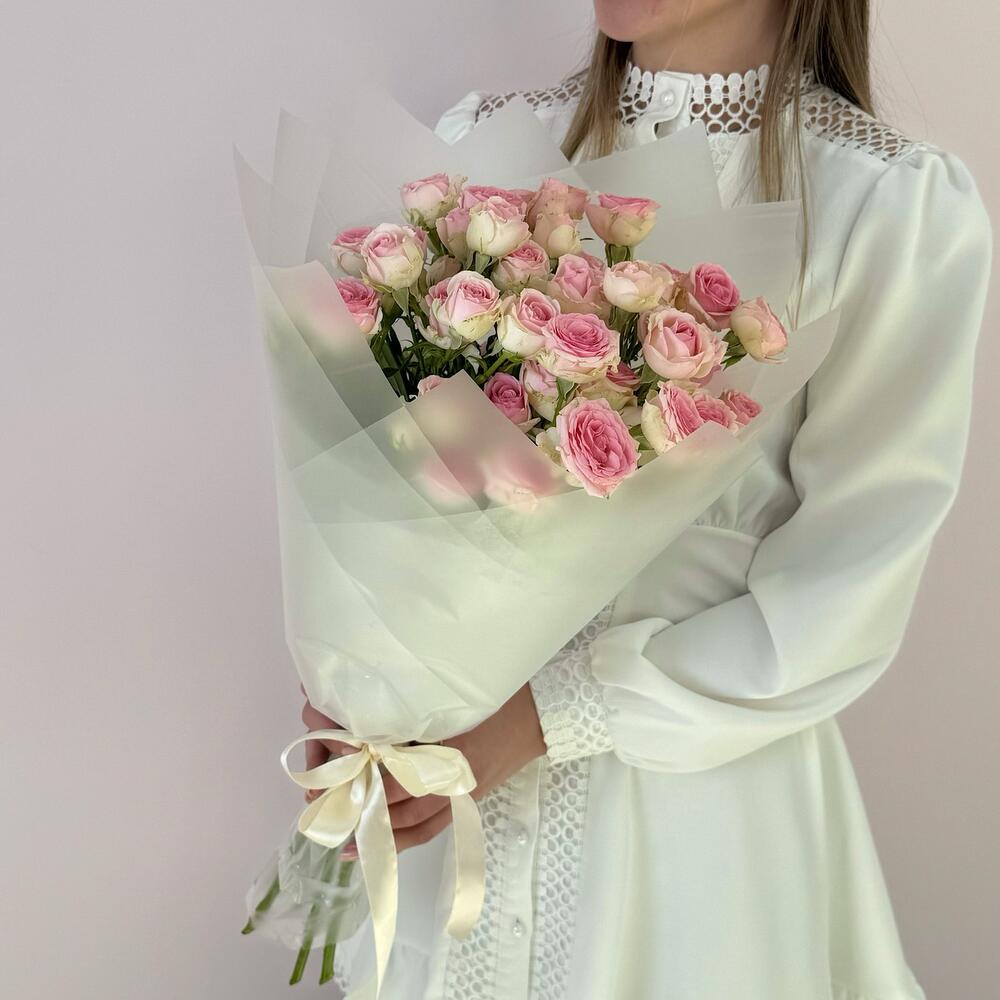 Букет «Нежный аромат» – пышные розовые кустовые розы в элегантной упаковке Цивильск Чувашская Республика
