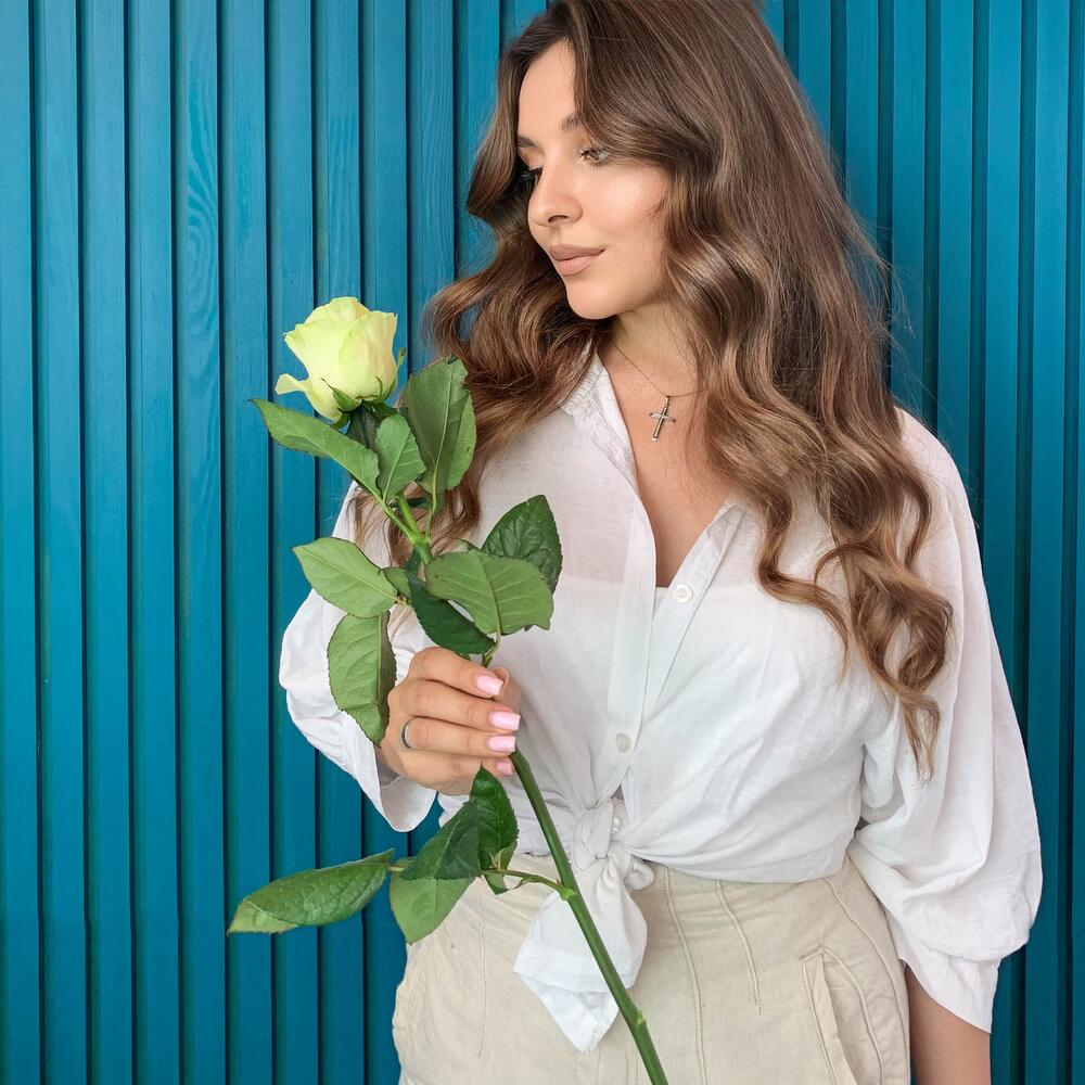 Комплимент из белой эквадорской розы – элегантность в каждом лепестке Цивильск Чувашская Республика