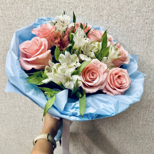 Букет «Фреш» – нежность розовых роз и белых альстромерий Цивильск Чувашская Республика