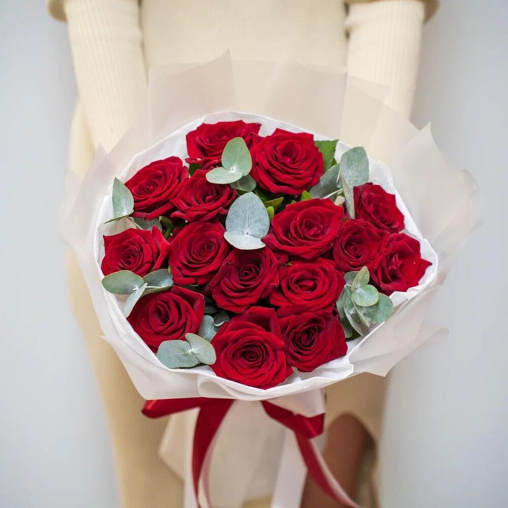 Элегантный букет из 15 красных роз с эвкалиптом – символ страсти и нежности Цивильск Чувашская Республика