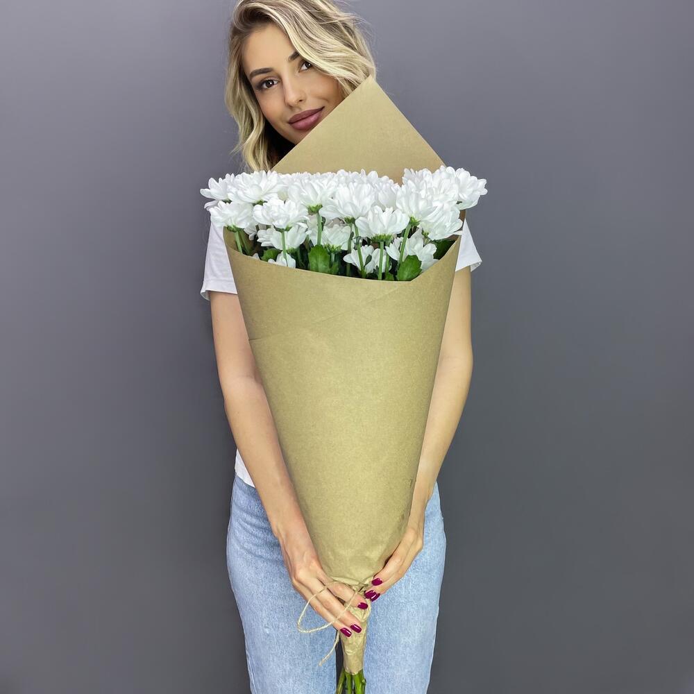 Букет из 5 белых хризантем в крафте – лаконичная элегантность Цивильск Чувашская Республика