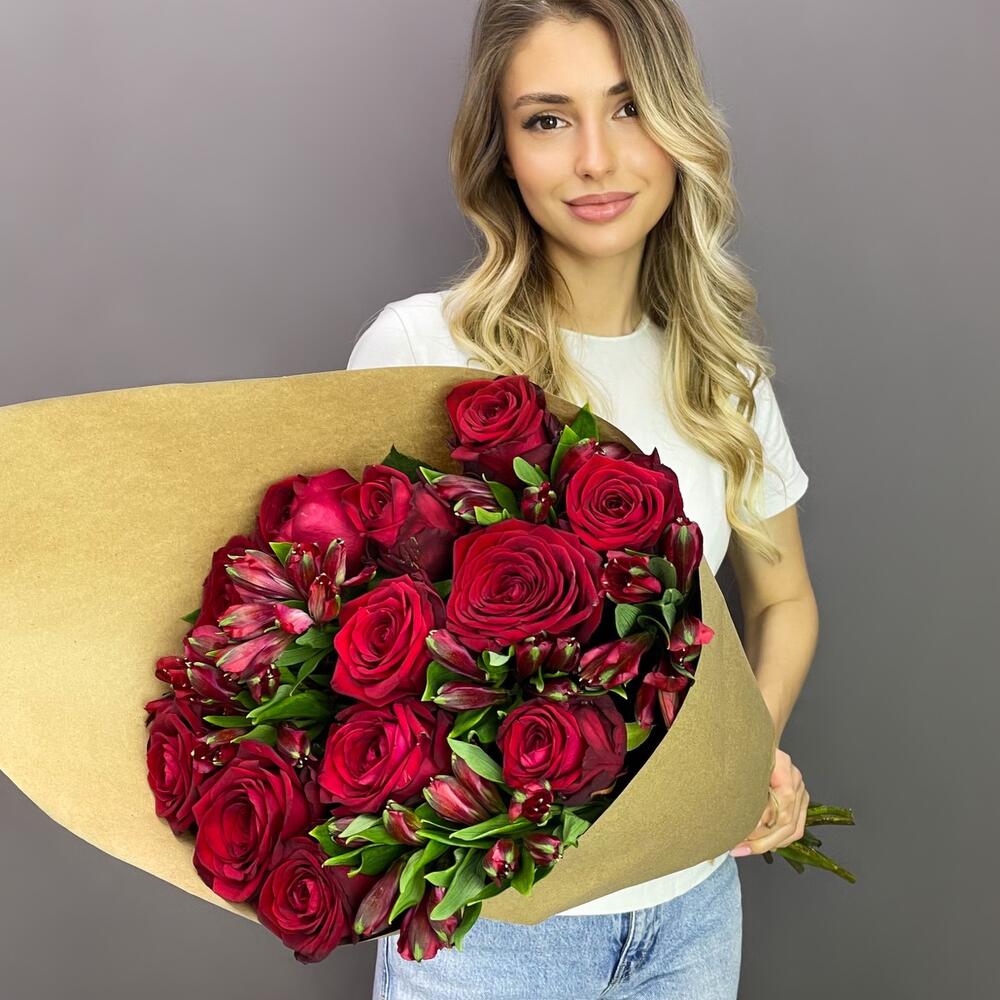 Букет «Стрелиция» – гармония из красных роз и белых альстромерий  Цивильск Чувашская Республика