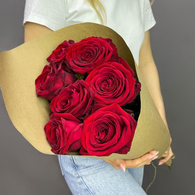 Букет из 7 красных роз в крафте – страсть в стильной упаковке Цивильск Чувашская Республика
