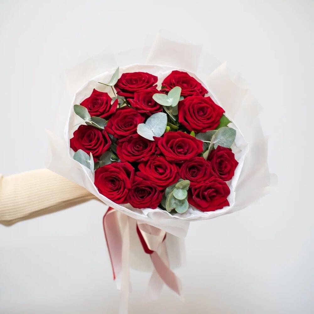 Элегантный букет из 15 красных роз с эвкалиптом – символ страсти и нежности Цивильск Чувашская Республика