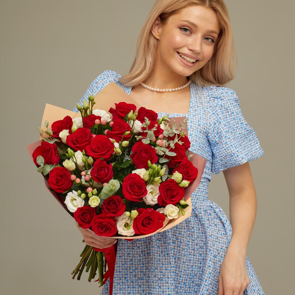 Роскошный букет для любимой женщины – 21 эквадорская роза и эустома Цивильск Чувашская Республика
