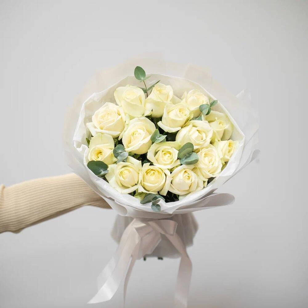 Букет из 15 белых роз с эвкалиптом – чистота и изысканность Цивильск Чувашская Республика