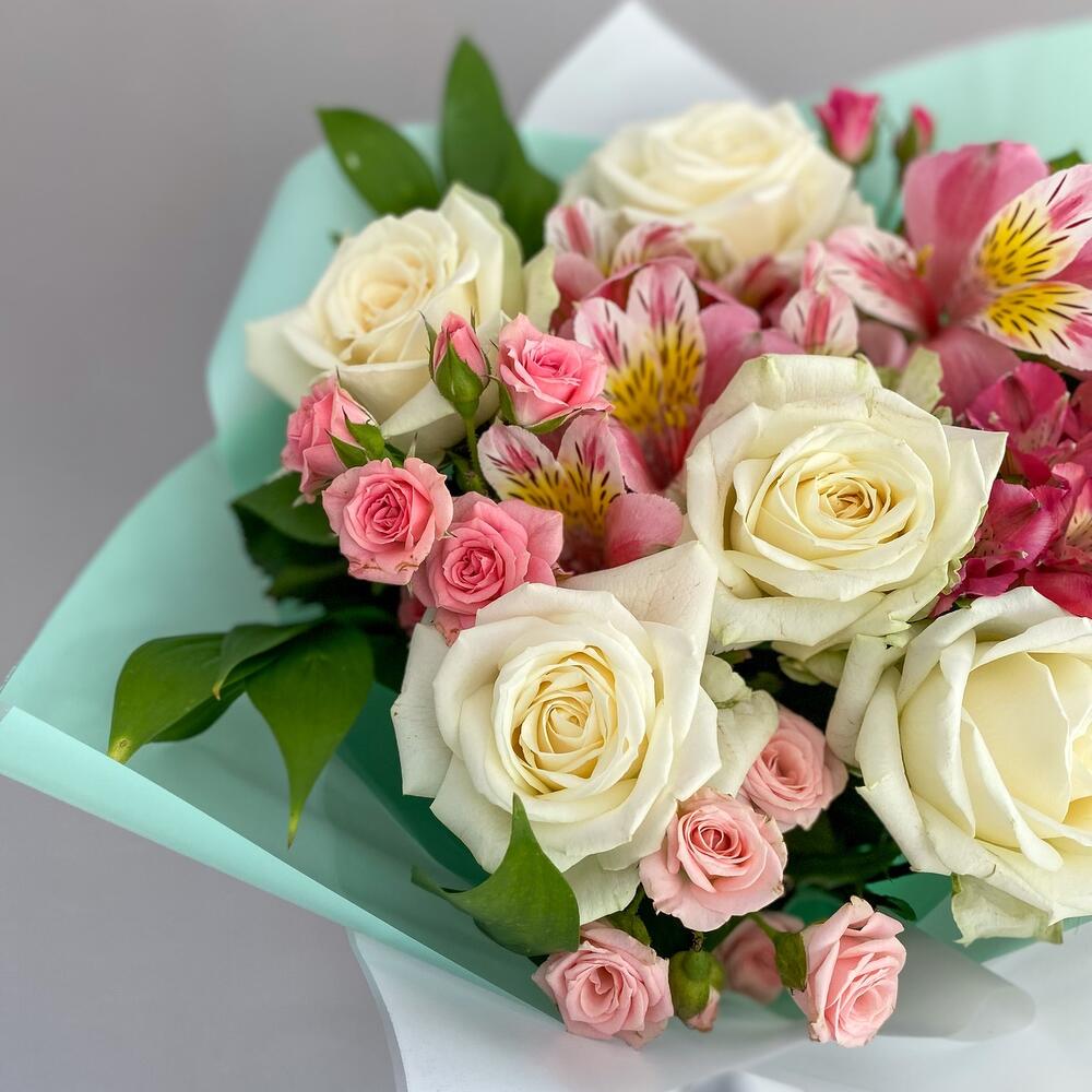 Букет «Николь» – изысканное сочетание роз, кустовых роз и альстромерий Цивильск Чувашская Республика