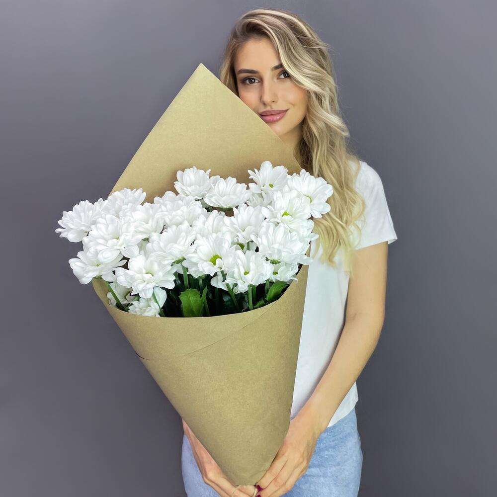 Букет из 5 белых хризантем в крафте – лаконичная элегантность Цивильск Чувашская Республика