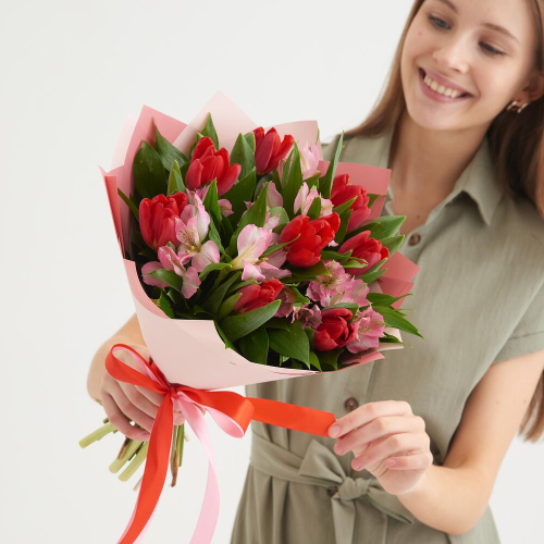 Букет «Первый поцелуй» красных тюльпанов и розовых альстромерий Цивильск Чувашская Республика
