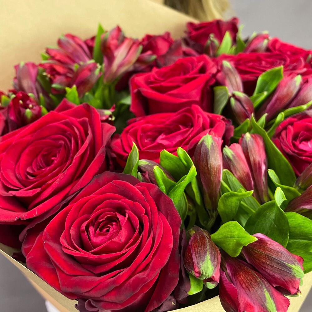 Букет «Стрелиция» – гармония из красных роз и белых альстромерий  Цивильск Чувашская Республика