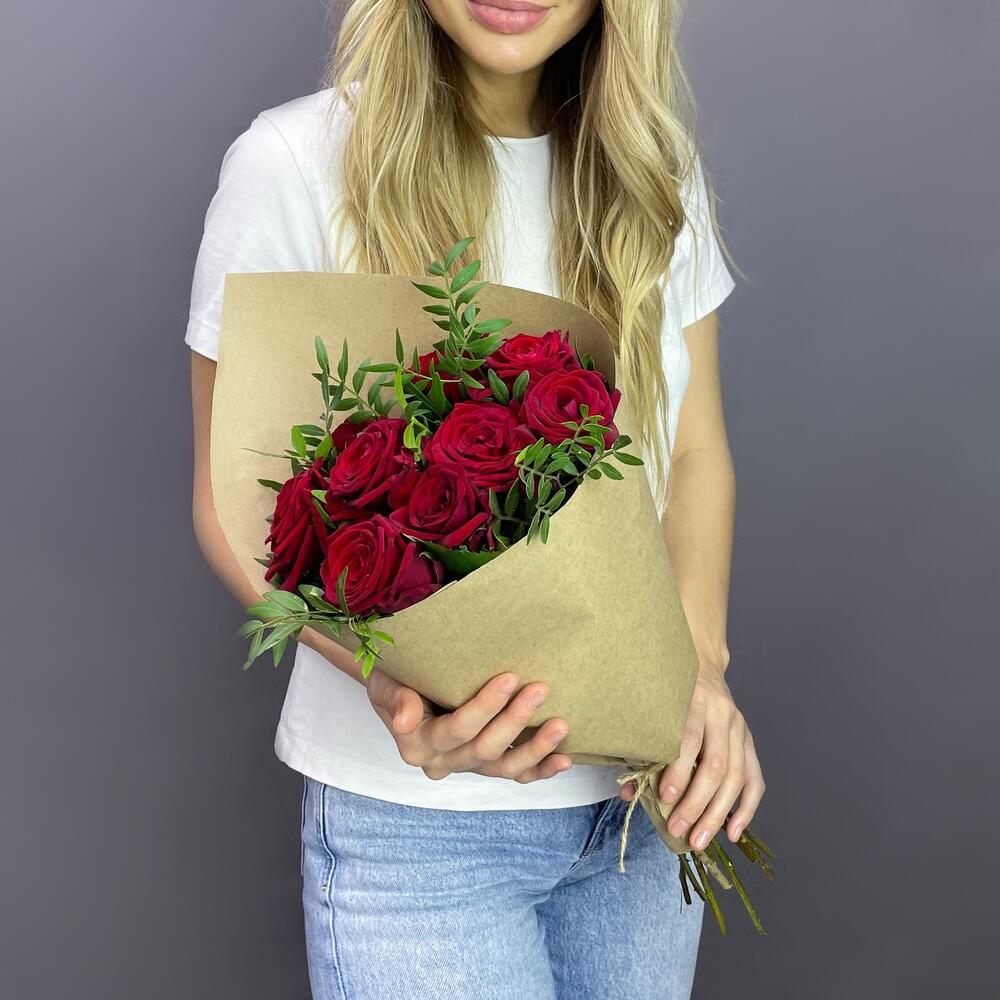 Букет из 9 красных роз с фисташкой – гармония страсти и свежести Цивильск Чувашская Республика