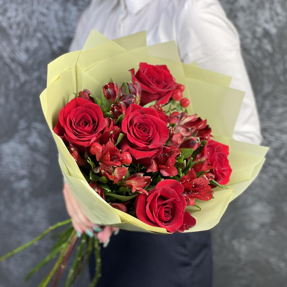 Букет «Бордо» – сочетание красных эквадорских роз и благородных альстромерий Цивильск Чувашская Республика