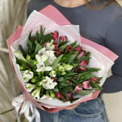 Букет «Люблю»– страсть и чистота в красно-белых альстромериях Цивильск Чувашская Республика