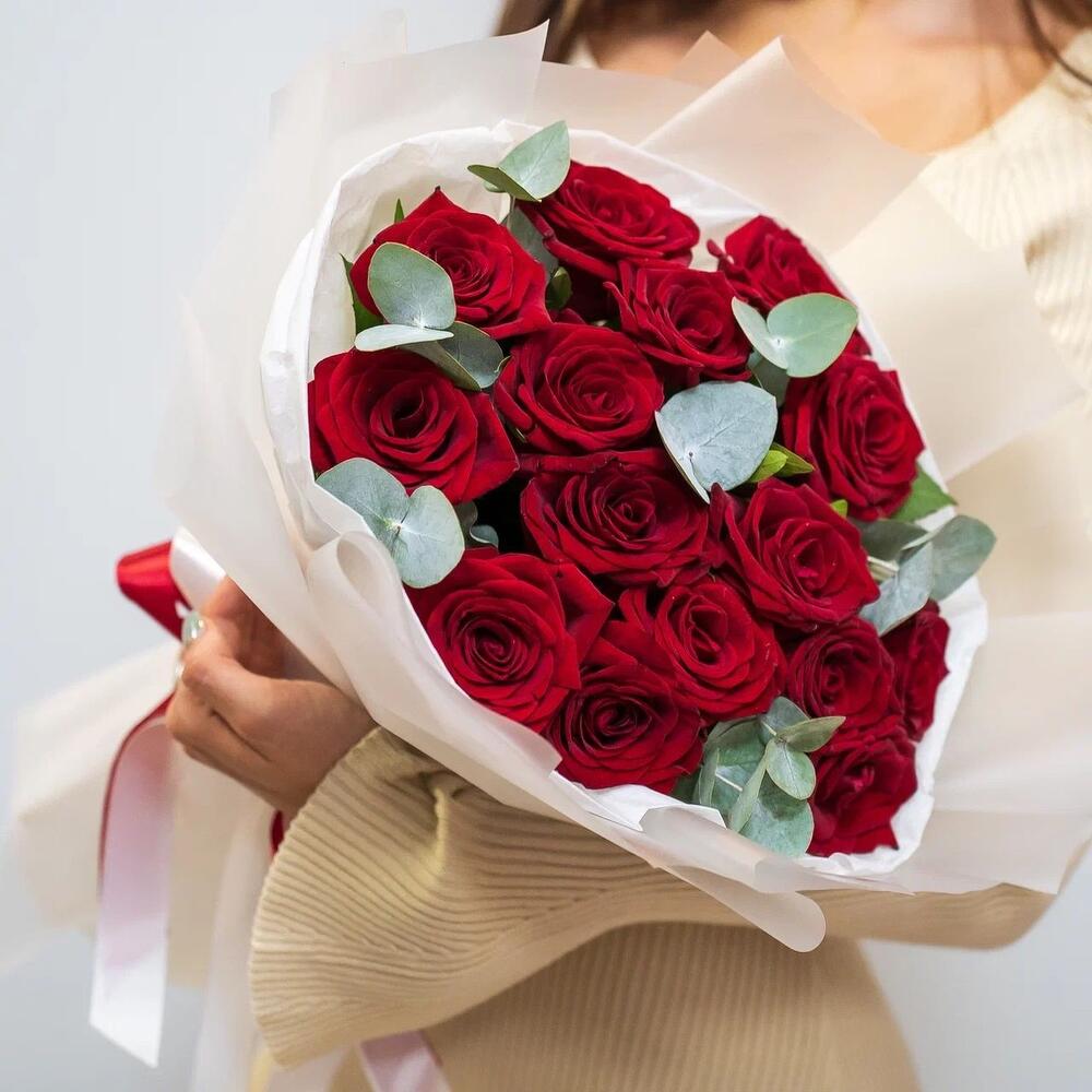 Элегантный букет из 15 красных роз с эвкалиптом – символ страсти и нежности Цивильск Чувашская Республика