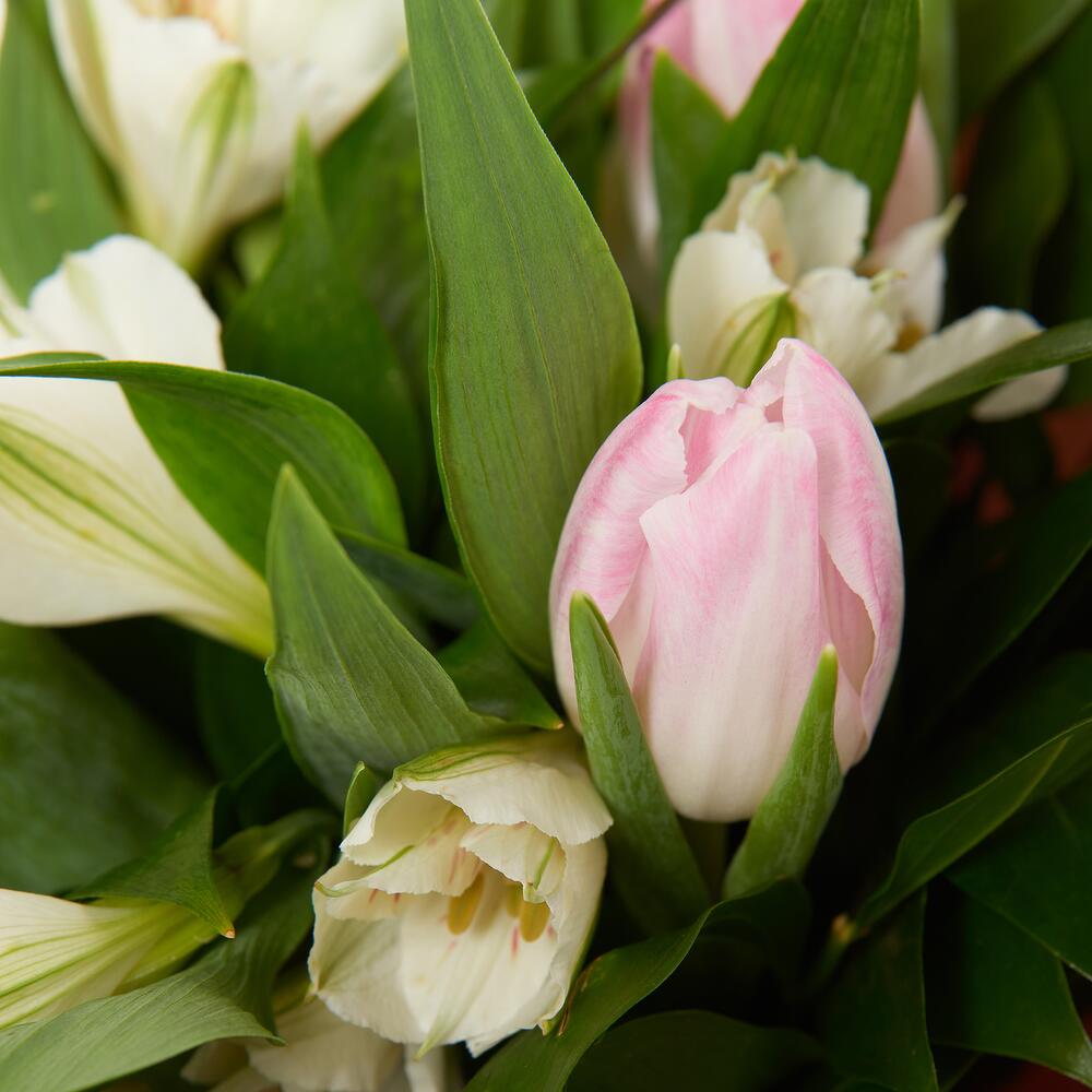 Букет «Первое свидание» розовых тюльпанов и белых альстромерий Цивильск Чувашская Республика