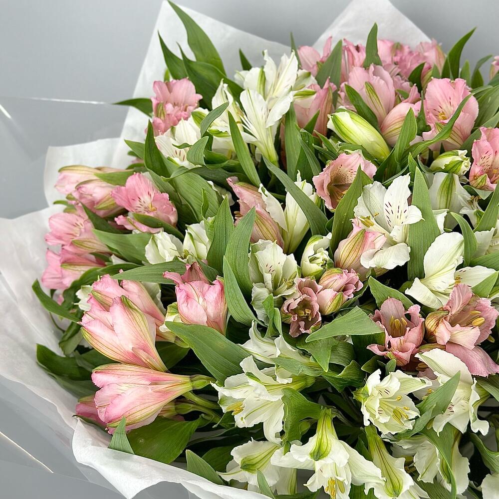 Букет «Гармония» – нежное сочетание белых и розовых альстромерий Цивильск Чувашская Республика