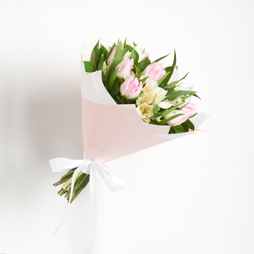Букет «Первое свидание» розовых тюльпанов и белых альстромерий Цивильск Чувашская Республика