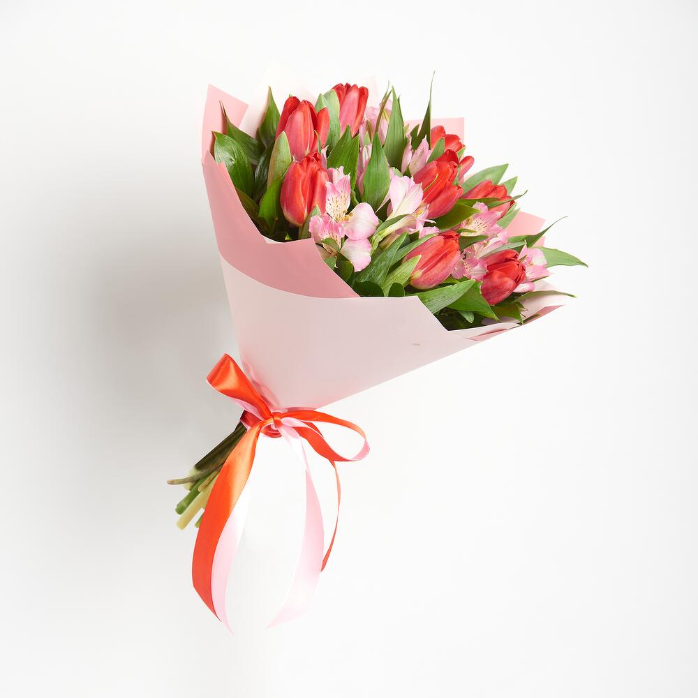 Букет «Первый поцелуй» красных тюльпанов и розовых альстромерий Цивильск Чувашская Республика
