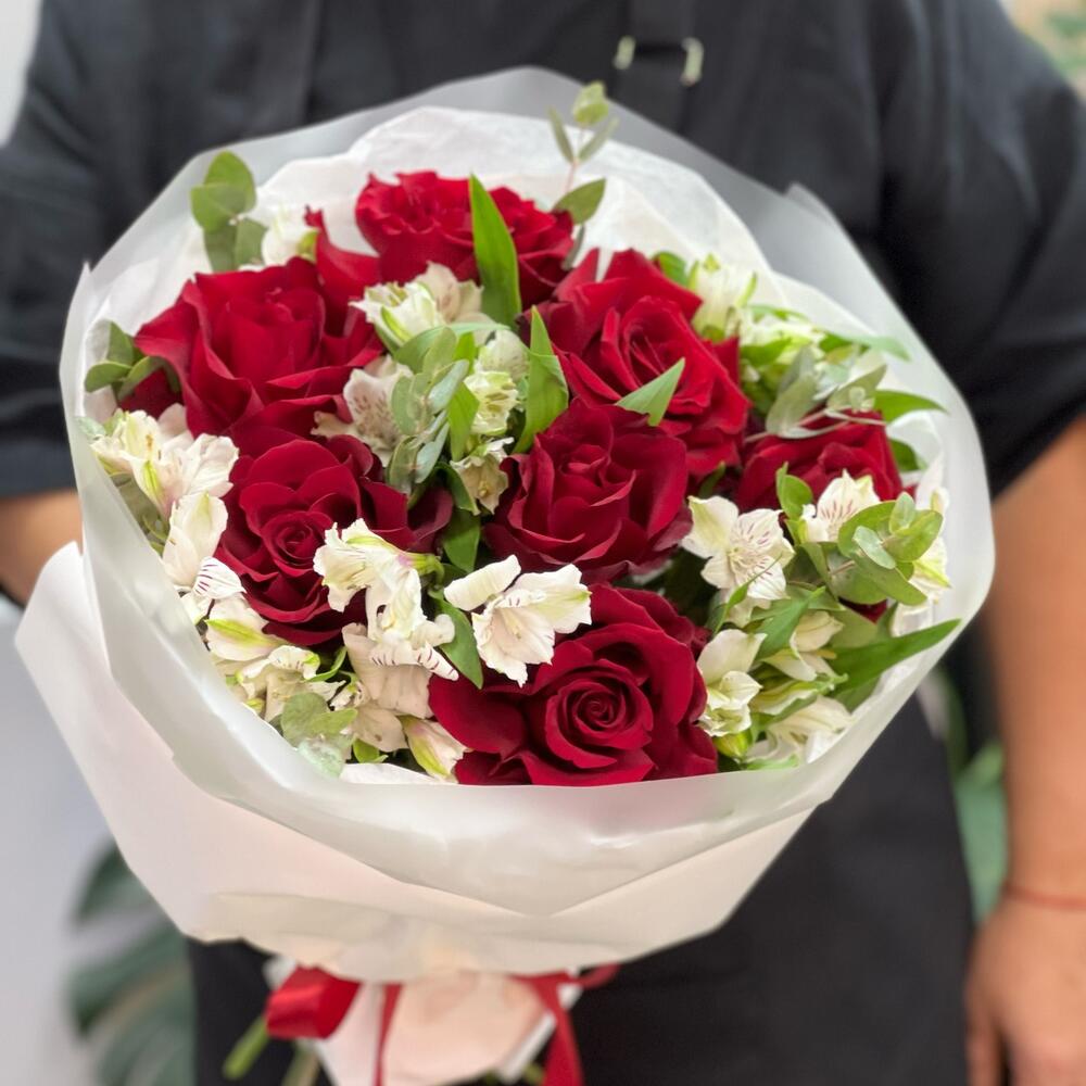 Букет «Любимой» – 7 эквадорских роз и белых альстромерий Цивильск Чувашская Республика