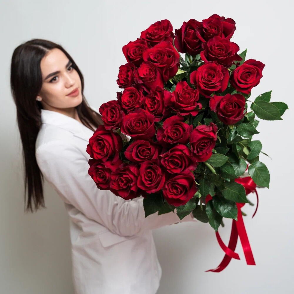 Роскошный букет «Эксплорер» – 25 красных роз для самых важных моментов Цивильск Чувашская Республика