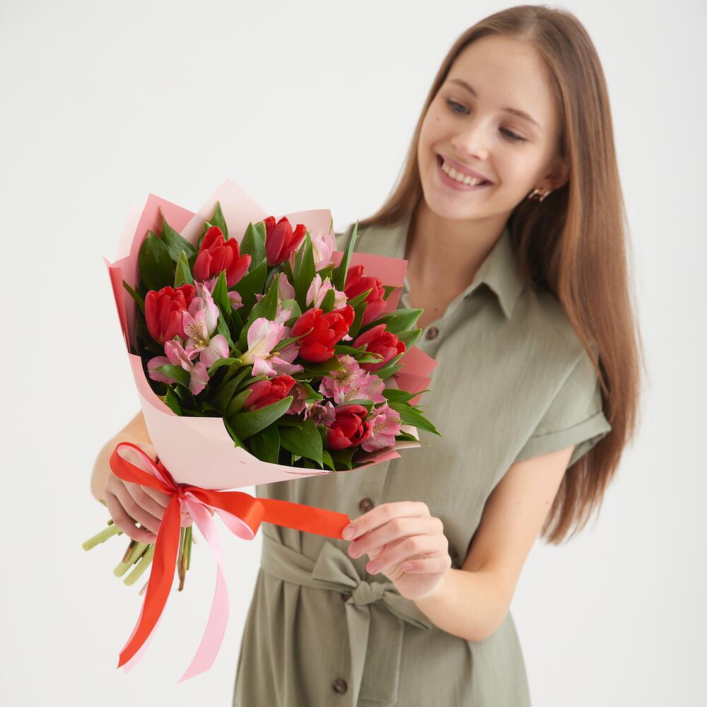 Букет «Первый поцелуй» красных тюльпанов и розовых альстромерий Цивильск Чувашская Республика