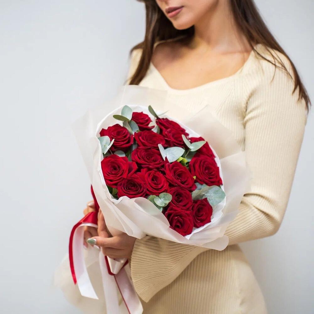 Элегантный букет из 15 красных роз с эвкалиптом – символ страсти и нежности Цивильск Чувашская Республика