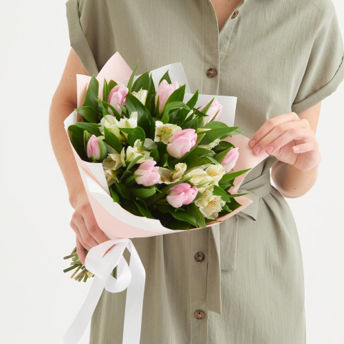 Букет «Первое свидание» розовых тюльпанов и белых альстромерий Цивильск Чувашская Республика