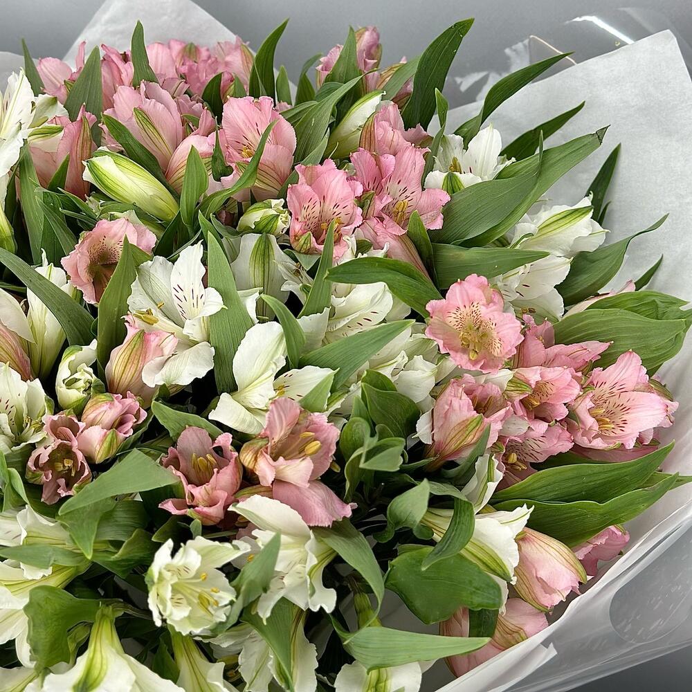 Букет «Гармония» – нежное сочетание белых и розовых альстромерий Цивильск Чувашская Республика