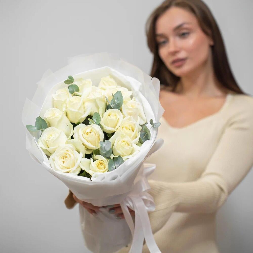Букет из 15 белых роз с эвкалиптом – чистота и изысканность Цивильск Чувашская Республика