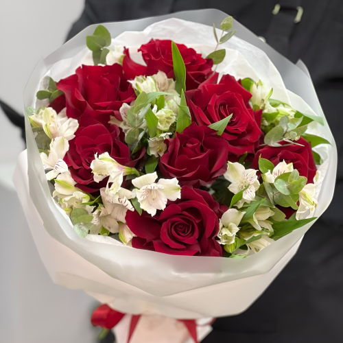 Букет «Любимой» – 7 эквадорских роз и белых альстромерий Цивильск Чувашская Республика