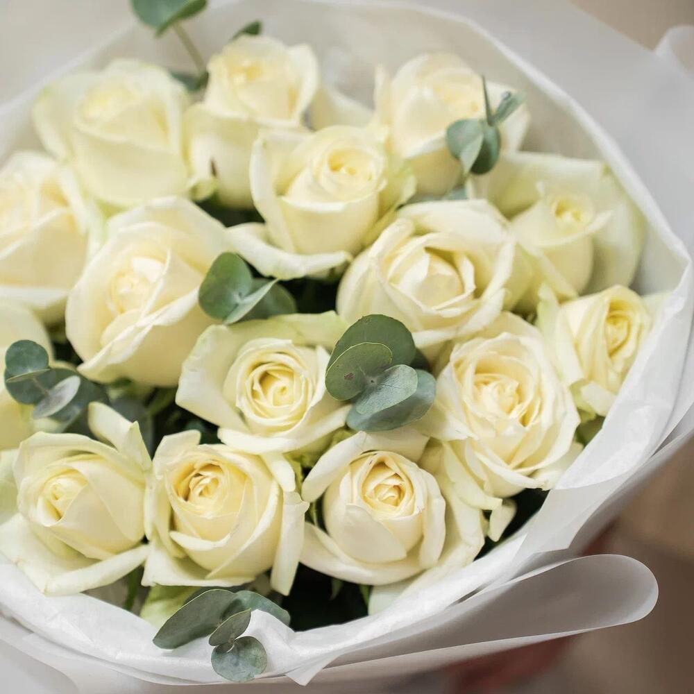 Букет из 15 белых роз с эвкалиптом – чистота и изысканность Цивильск Чувашская Республика