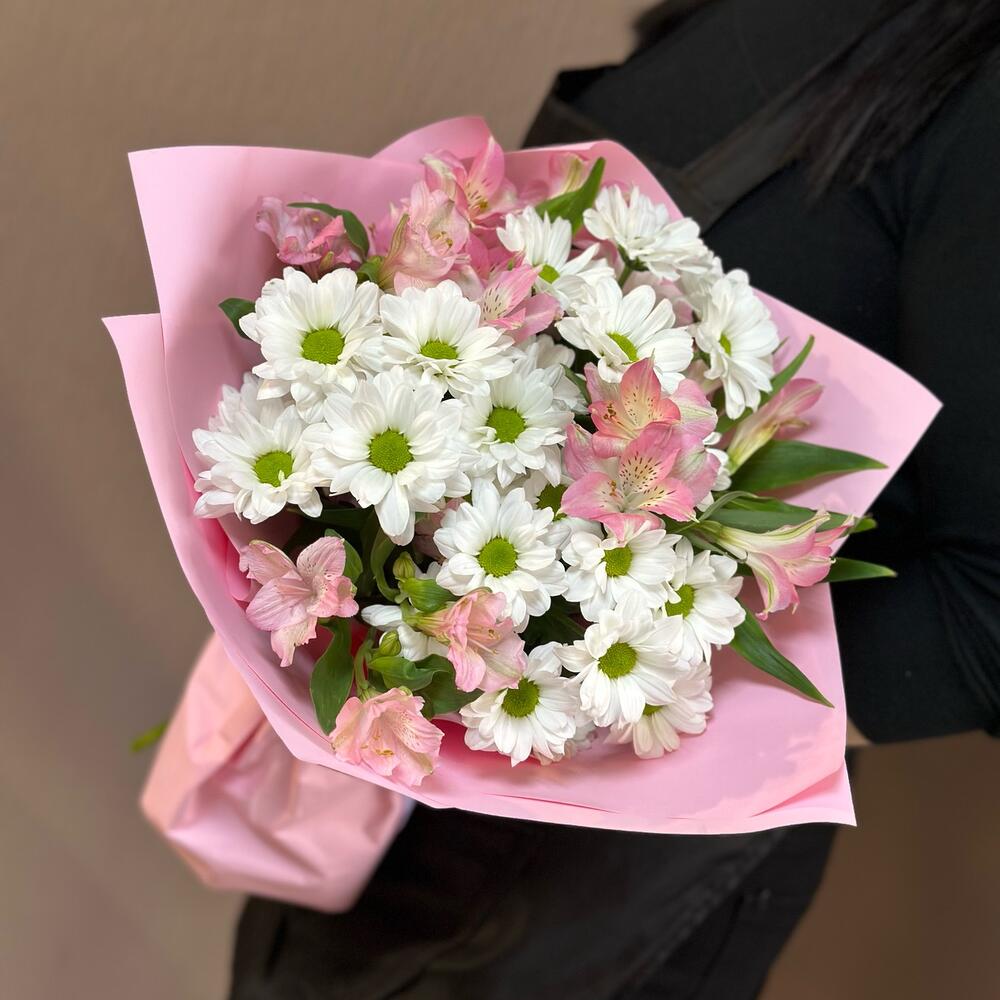 Букет «Поцелуй бабочки» нежность белых хризантем и розовых альстромерий Цивильск Чувашская Республика