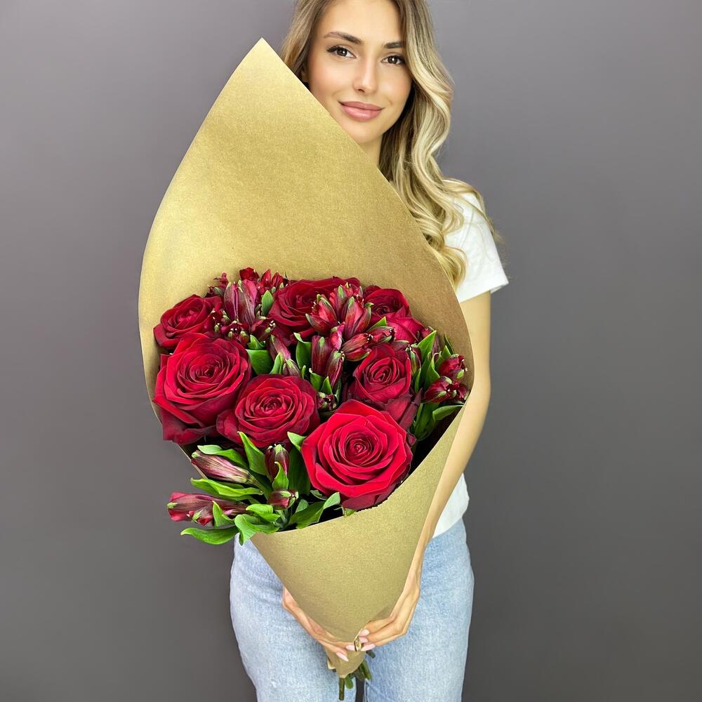 Букет «Страсть» – гармония красных роз и нежных альстромерий Цивильск Чувашская Республика