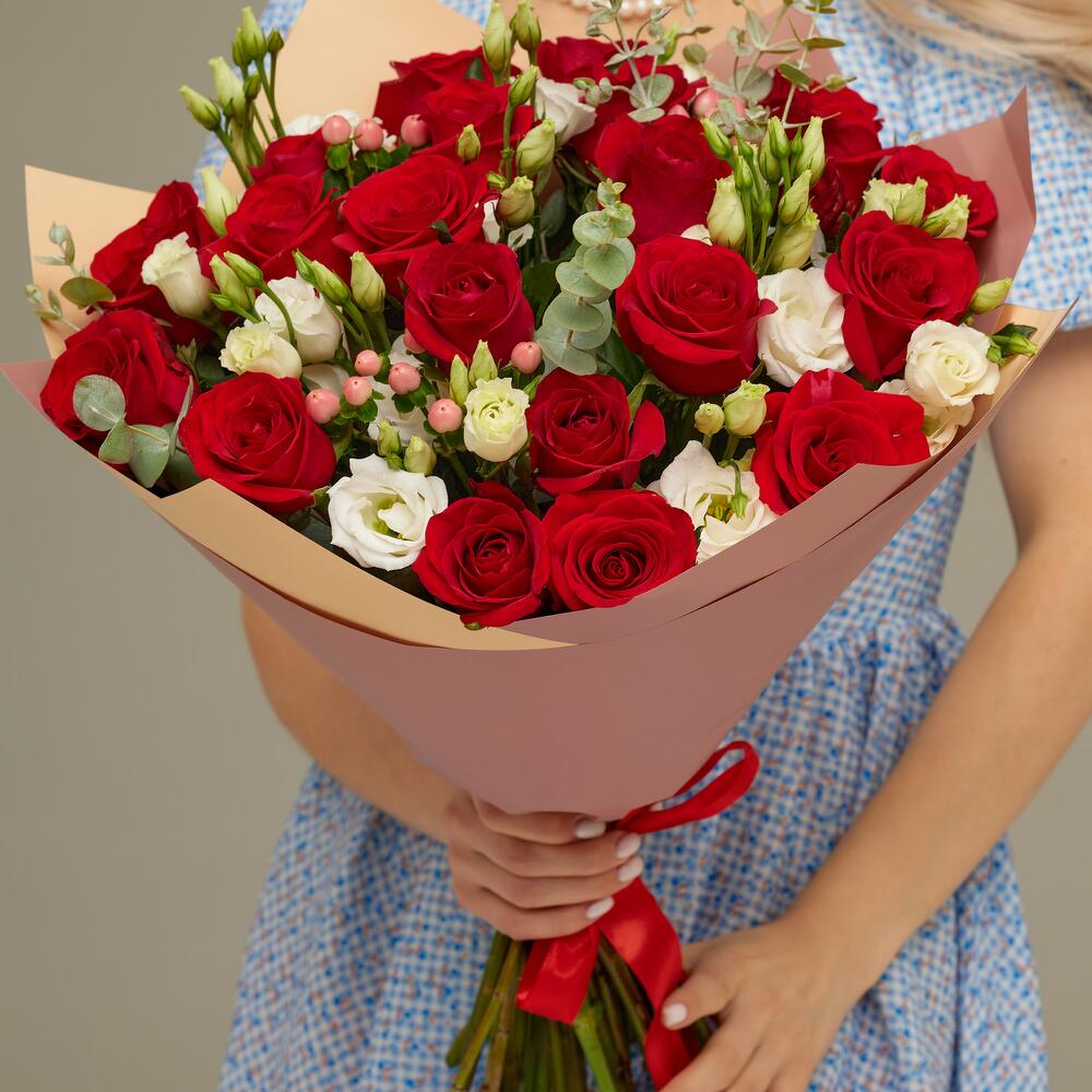 Роскошный букет для любимой женщины – 21 эквадорская роза и эустома Цивильск Чувашская Республика