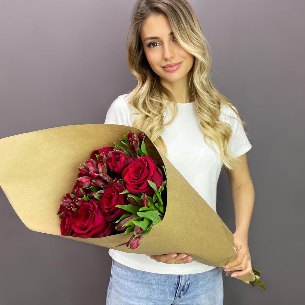 Букет «Страсть» – гармония красных роз и нежных альстромерий Цивильск Чувашская Республика