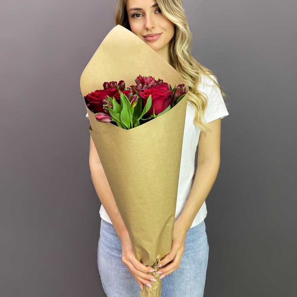 Букет «Страсть» – гармония красных роз и нежных альстромерий Цивильск Чувашская Республика